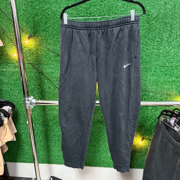 Nike Black Men's jogger pants - Picture 1 of 3